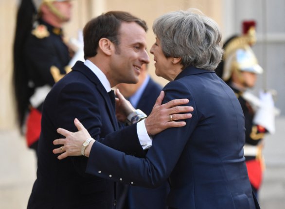 Francouzský prezident Emmanuel Macron vítá v Paříži britskou premiérku Theresu Mayovou. Foto: Christian Liewig, ABACAPRESS.COM / ČTK
