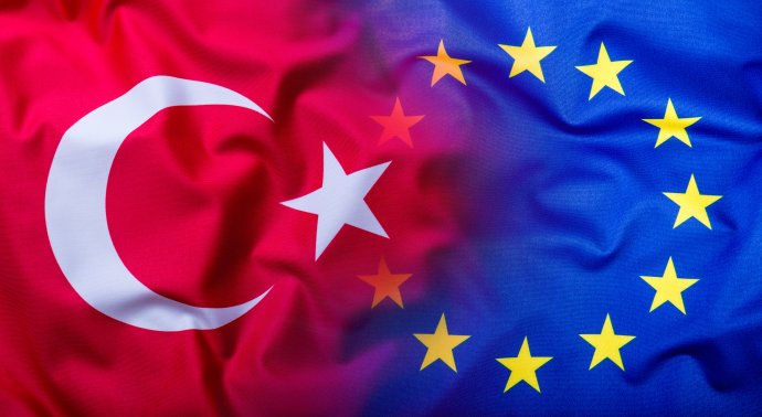 Turecká vlajka vpíjející se do evropské. Foto: Fotolia