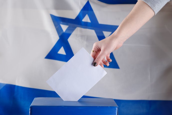 Žena v Izraeli vhazuje do volební urny hlasovací lístek. Foto: Fotolia