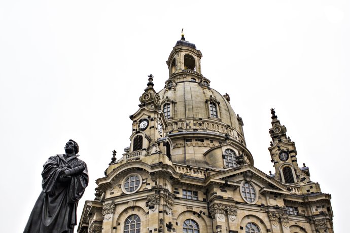 Drážďanská Frauenkirche se žárem rozpadla na kusy. Po padesáti letech ji postavili znovu. Foto: Sebastian Müller, Flickr