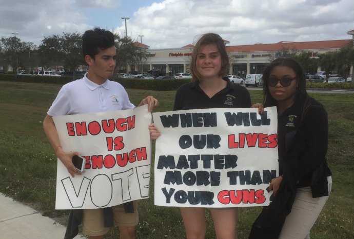 „Kdy vám na našich životech bude záležet víc než na vašich zbraních?“ ptají se na tomto plakátu protestující američtí studenti, kteří žádali zpřísnění zbraní v roce 2018 po masakru ve floridském Parklandu. Zákonodárci vyslyšeli jejich prosby o čtyři roky později. Foto: Jana Ciglerová, Deník N