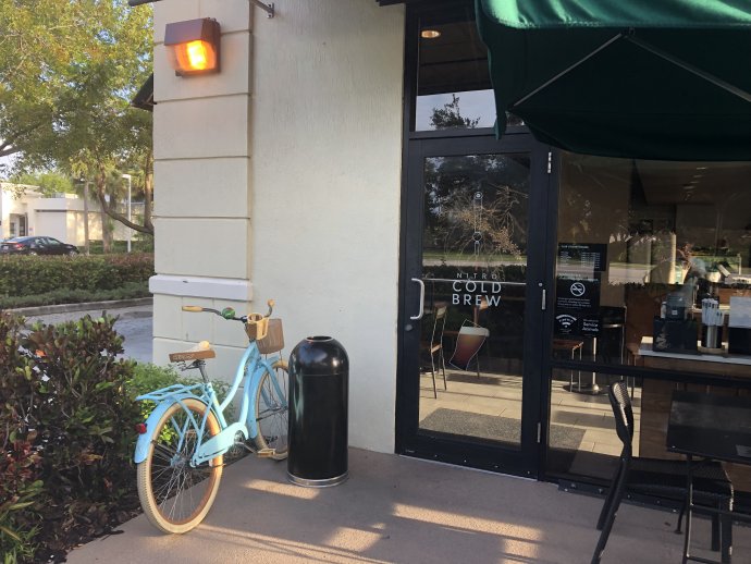 Moje kolo před kavárnou Starbucks, kam jezdím psát, když potřebuju klid. Mé české srdce vždycky tajně zaplesá, když ho najdu tam, kde ho nechám, aniž bych ho musela zamykat. Foto: Jana Ciglerová, Deník N