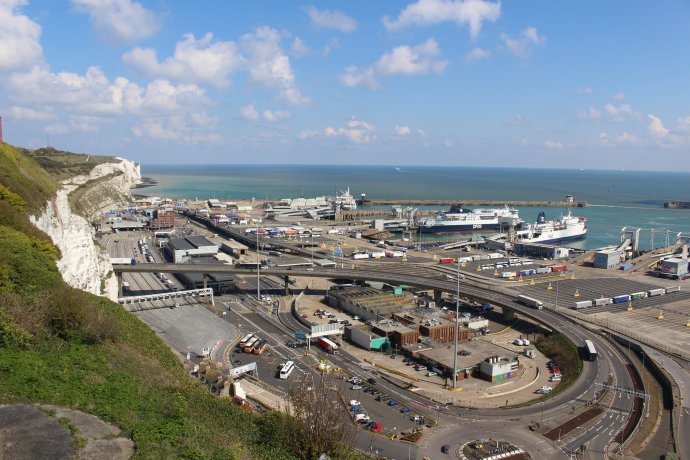 Přístav v Doveru. Vlevo známé bílé útesy. Foto: Kirill Ščeblykin, Deník N