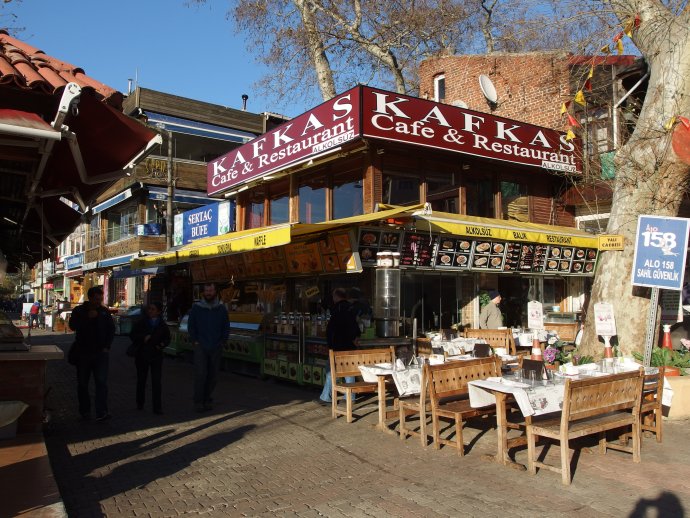 Rychlé občerstvení Kafkas café restaurant v Istanbulu. Foto: Mark Ahsmann, Wikimedia Commons, CC BY-SA 3.0
