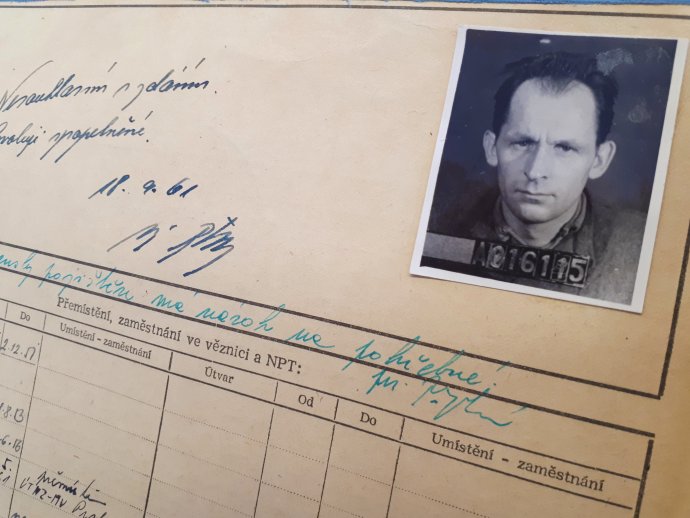 Dnes jediná veřejně dostupná fotografie Bohumila Krátkého. Foto: Osobní vězeňský spis Bohumila Krátkého – Národní archiv, fond SSNV, nezpracováno.