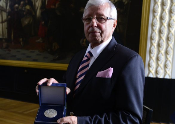 Hokejový trenér Luděk Bukač převzal 10. října 2013 v Praze od pražského primátora Tomáše Hudečka stříbrnou medaili hlavního města Prahy. Foto: Roman Vondrouš, ČTK