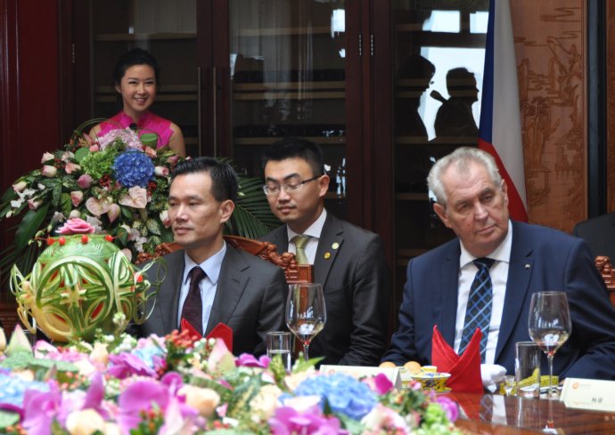 Někdejší poradce exprezidenta Miloše Zemana Jie Ťien-ming (vlevo na snímku pořízeném 5. září 2018 při podpisu dohod v Šanghaji), tehdejší předseda představenstva čínské skupiny CEFC. Foto: Lucie Mikolášková, ČTK