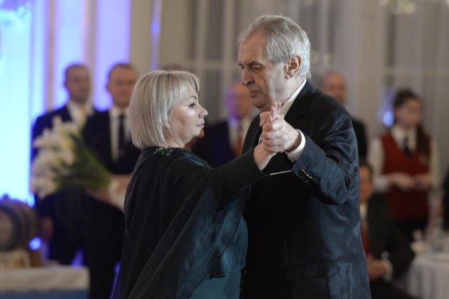 Prezident Miloš Zeman tančí se svojí manželkou Ivanou na charitativním plesu, který uspořádali 1. února 2019 ve Španělském sále Pražského hradu. Foto: ČTK