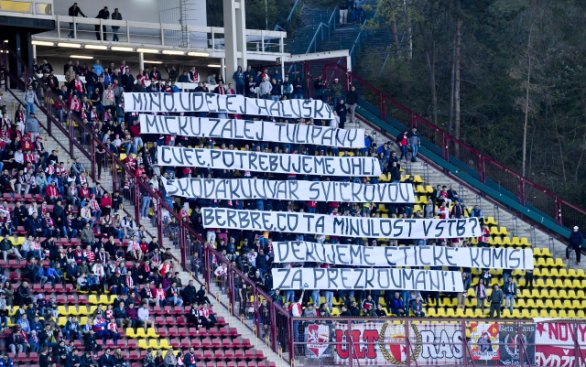 Zatímco fotbalisté Slavie přehrávali Duklu, příznivci červenobílých se na Julisce bavili a rozdávali vzkazy jak svým hráčům, tak představitelům fotbalové asociace. Foto: ČTK, Vít Šamánek