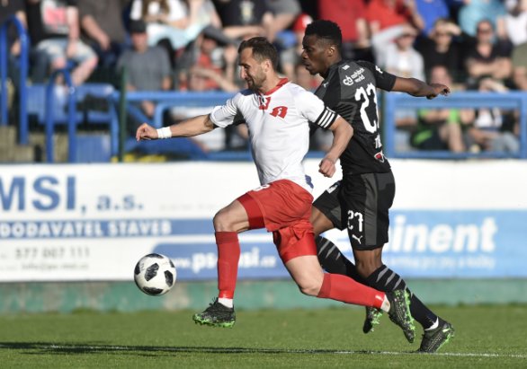 Fotbalisté pražské Slavie nečekaně prohráli ve Zlíně 0:1. Domácího kapitána Petra Jiráčka (vlevo) marně stíhá ve venkovním černém dresu slávista Ibrahim Traoré. Foto: ČTK / Dalibor Glück