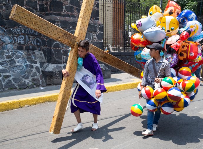 Vyhledávaná velikonoční slavnost v Iztapalapě, jedné ze čtvrtí mexické metropole. Foto: Václav Lang
