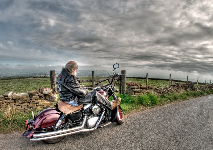 Muž na stroji Harley-Davidson v americké krajině. Foto: Mark Elliott, Pexels