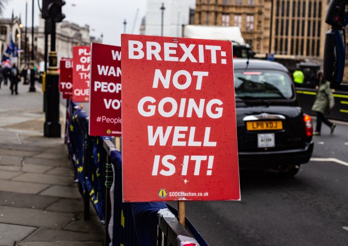 Vytvoření nového uskupení CANZUK by mělo zčásti vyvážit to, co způsobí odchod Británie z EU. Nápis na ulici v Londýně: „Brexit: moc se mu nedaří, že?“ Foto: Kevin Grieve, Unsplash
