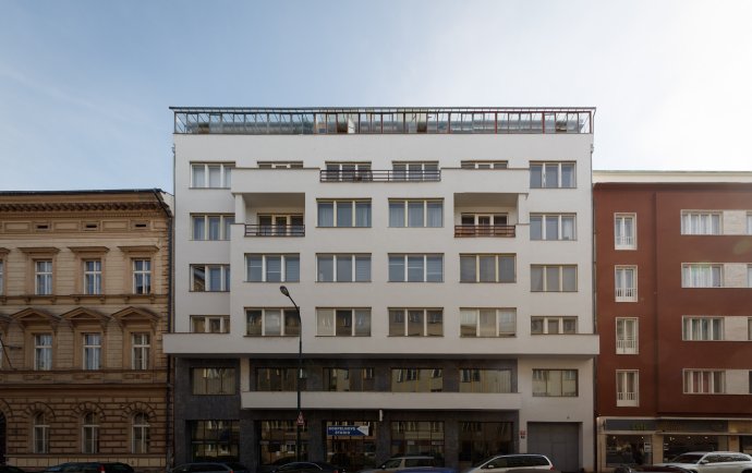Česká nadace 2000 sídlí v Klimentské ulici v domě s bílou fasádou. Foto: Adam Hecl, Deník N