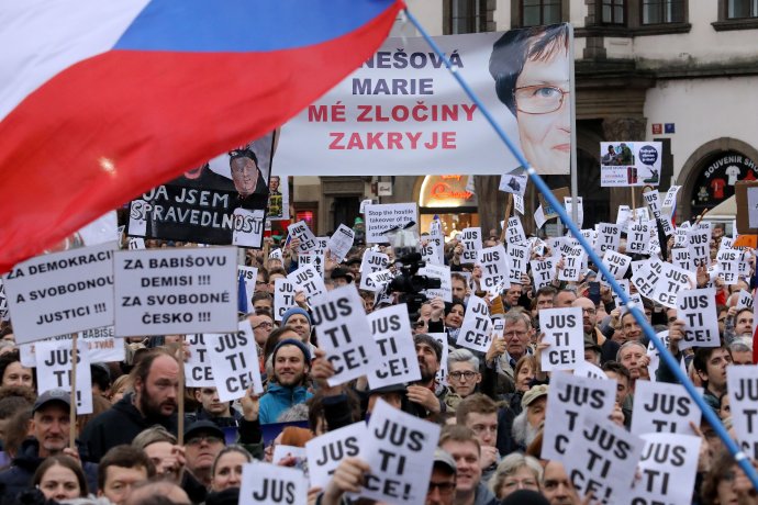 Demonstrace za nezávislou justici a odstoupení nově jmenované ministryně spravedlnosti Marie Benešové na Staroměstském náměstí v Praze. Foto: Ludvík Hradilek, Deník N