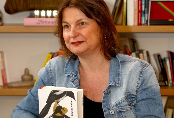 Radka Denemarková se svou novou knihou Hodiny z olova. Foto: Magnesia Litera