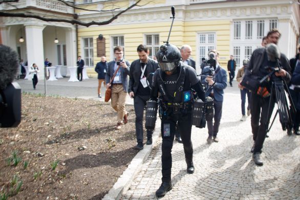 Richard Browning neboli skutečný Ironman se na pražském Žofíně chystá ke startu. Foto: Adam Hecl, Deník N