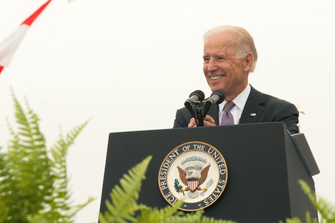 Joe Bidenovi bude v roce 2020 78 let. Dokáže ještě nadchnout demokratické voliče a spojit je s republikány? Foto: LaNola K. Stone, U.S. Coast Guard
