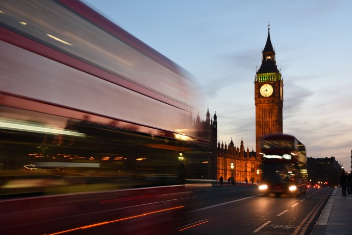 Na hodinách Big Ben v Londýně poblíž parlamentu ve Westminsteru ubíhá čas. Foto: David Dibert, Unsplash