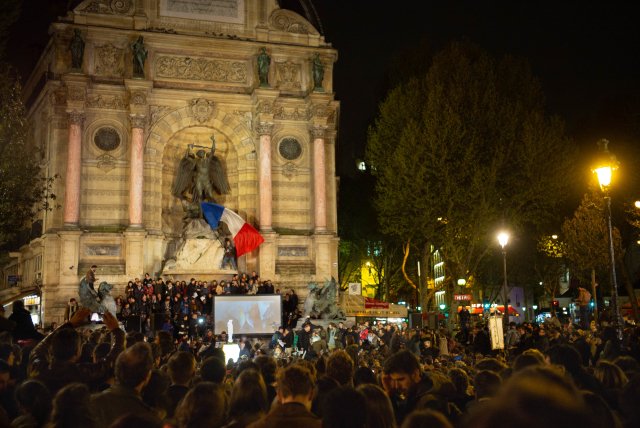 Několik stovek věřících se na pařížském náměstí Saint Michel v úterý zúčastnilo noční vigilie za katedrálu Notre-Dame. Foto: ČTK / Pierre Gautheron, ABACAPRESS.COM