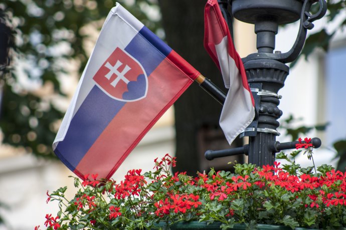Slovenská vlajka na sloupu. Foto: Pxhere