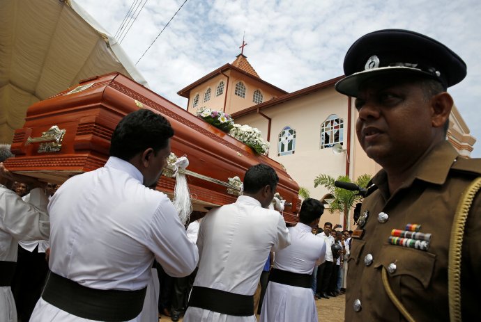 Pohřební obřad po teroristických útocích na Šrí Lance. Foto: Thomas Peter, Reuters