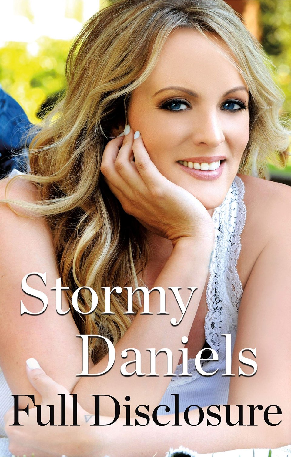 Pornoherečka Stormy Daniels napsala o svém údajném románku s Trumpem knihu nazvanoou Plné odhalení. V něm popsala i genitálie exprezidenta, čehož podle svých slov později litovala. Foto: Amazon