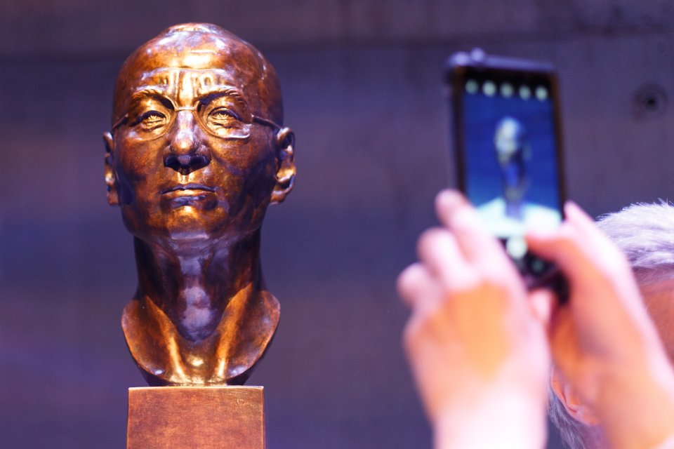 Busta Liou Siao-poa, odhalená letos na jaře v Praze. Foto: Adam Hecl, Deník N