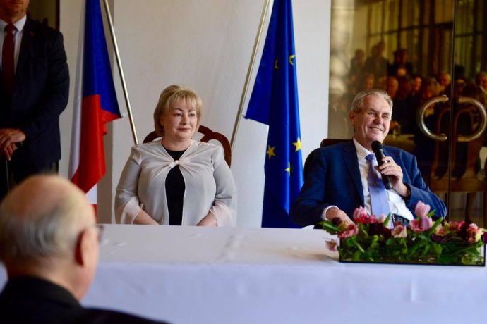 Prezident Miloš Zeman se svojí manželkou Ivanou při setkání s krajany. Foto: Facebook Jiřího Ovčáčka