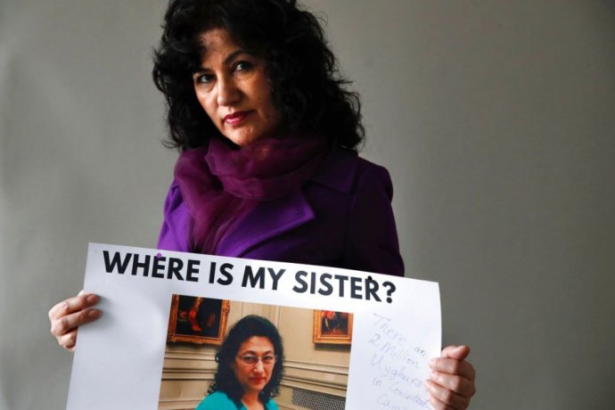 "Kde je moje sestra?" Rušan Abbásová s fotografií své sestry Gulšan, která je už skoro 10 měsíců nezvěstná a zřejmě ji vězní v koncentračním táboře. Foto: archiv Rušan Abbásové, AP