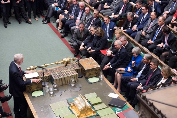 Lídr opozice Jeremy Corbyn a premiérka Theresa Mayová během jednání Dolní sněmovny. Foto: Jessica Taylor, UK Parliament / Reuters
