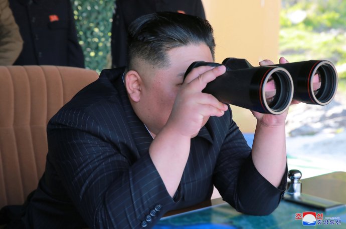 Kim Čong-un pozoruje zkoušku vojenských kapacit KLDR (10. května 2019). Foto: KCNA via Reuters