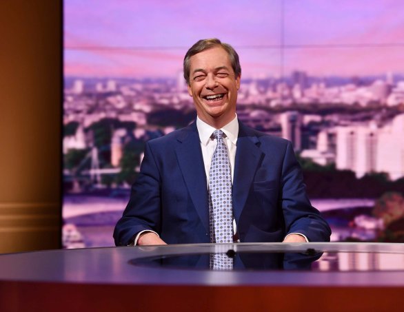 Když se dva perou, třetí se směje. Bývalý lídr strany UKIP a nyní šéf nové partaje Brexit Party Nigel Farage, který je favoritem evropských voleb, v pořadu BBC The Andrew Marr Show. Foto: Jeff Overs / BBC/ Reuters