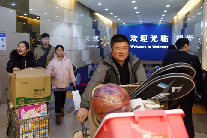 Plné nákupní vozíky v obchodním domě Walmart ve středočínském Čeng-čou, leden 2019. Kvůli obchodní válce s USA klesá vyhlášená touha Číňanů po nákupech. Foto: Thomas Peter, Reuters