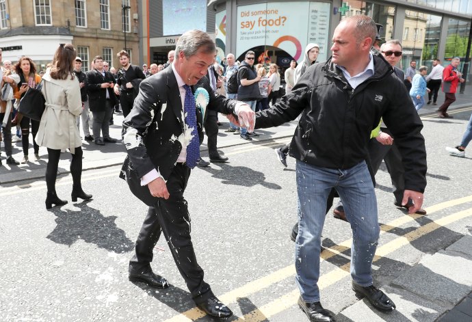 Nagel Farage po polití milkshakem v Newcastlu. Foto: Scott Heppell, Reuters