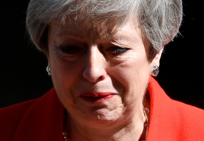V samém závěru oznámení své demise, při slovech "Měla jsem čest sloužit vlasti, kterou miluji,“ se britská premiérka Theresa Mayová neubránila emocím a odešla téměř v slzách. Foto: Toby Melville, Reuters
