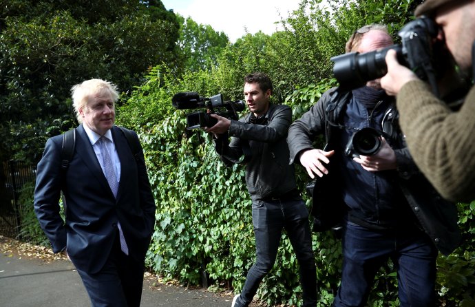 Bývalý britský ministr zahraničí a kandidát na příštího premiéra Boris Johnson nedaleko svého domu v Londýně, 28. května 2019. Foto: Hannah Mckayová, Reuters