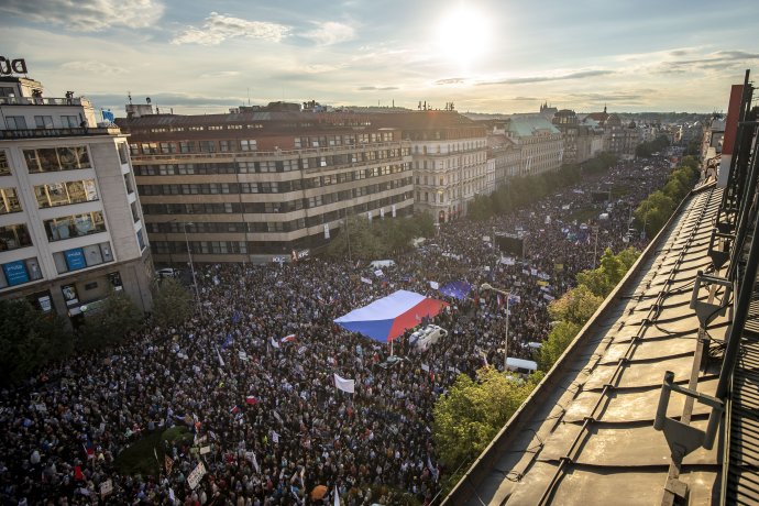 Jedna z největších demonstrací poslední doby zaplnila značnou část Václavského náměstí. Foto: Gabriel Kuchta, Deník N