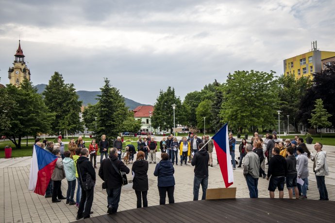 Demonstrace proti Andreji Babišovi a Marii Benešové na Václavském náměstí v Lovosicích. Foto: Gabriel Kuchta, Deník N