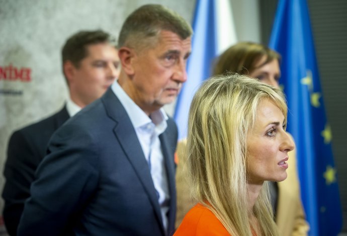 No, mohlo to být lepší. Andrej Babiš a znovuzvolená europoslankyně ANO Dita Charanzová. Foto: Gabriel Kuchta, Deník N