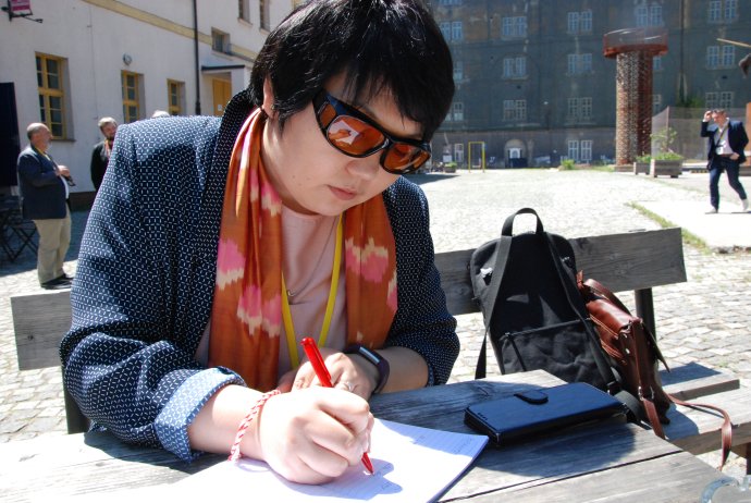 Asel Sartbajevová v Praze oslnila účastníky setkání občanských aktivistů z bývalého východního bloku Unlock svým vyprávěním o dívce z Kyrgyzstánu, která dobývá svět vědy. Foto: Petra Procházková, Deník N