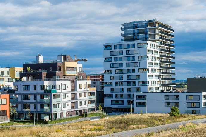 Pořídit si vlastní bydlení bude i přes mírný růst úroků stále náročnější, například kvůli pokračujícímu zdražování domů a bytů. Foto: Vlastimil Vávra, Pixabay