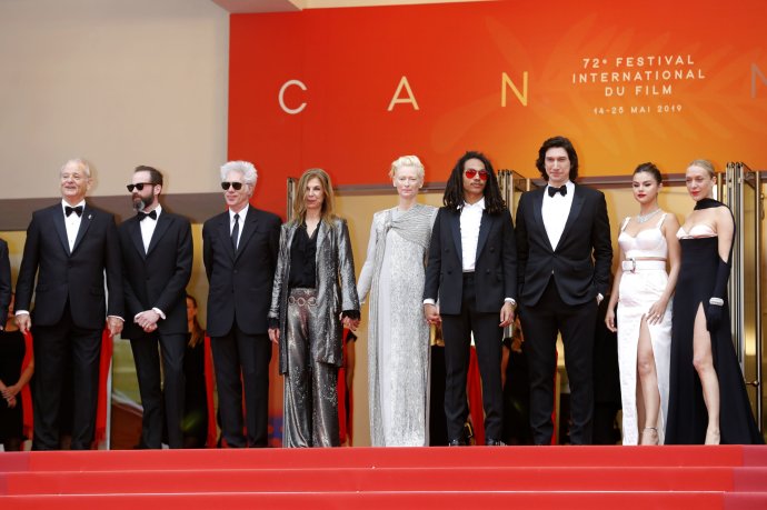 Delegace k zahajovacímu filmu Mrtví neumírají na červeném koberci. Foto: ČTK.