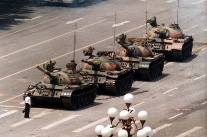 Pekingské náměstí Tchien-an-men, dějiště masakru v noci z 3. na 4. června 1989. A nejslavnější fotka z něj, jedna z nejvýznamnějších fotografií 20. století. "A tank man - Tankový muž." Neznámý člověk, který se postavil koloně tanků. Jeho další osud není znám. Foto: Jeff Widener, Reuters/AP