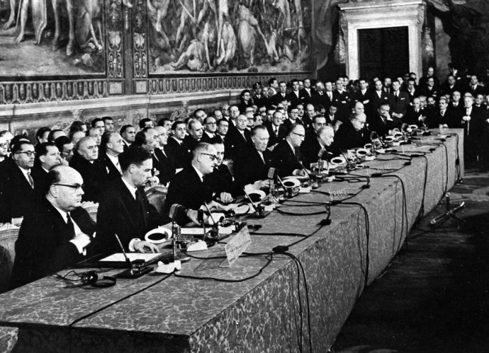 Před dvaašedesáti lety podepsali v historickém sále římské radnice zástupci Francie, Německa, Itálie, Belgie, Nizozemska a Lucemburska takzvané Římské smlouvy, které se staly základem Evropského hospodářského společenství (EHS) a později Evropské unie. Foto: ČTK/AP