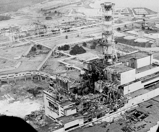 Černobylská jaderná elektrárna po výbuchu v dubnu 1986. Foto: STR/AP/ČTK
