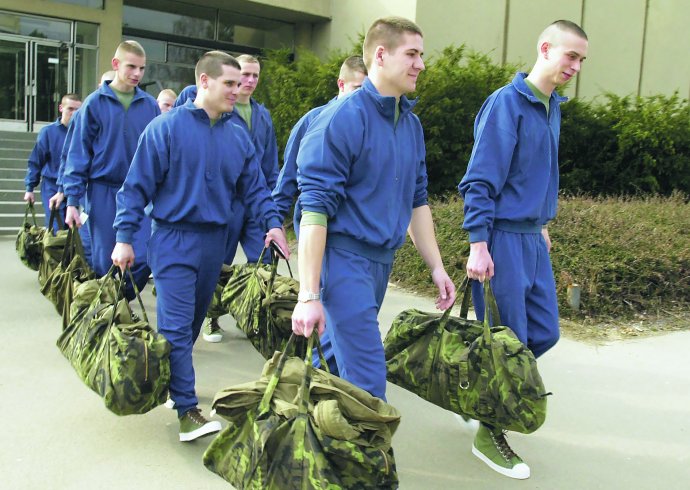 Poslední branci nastoupili na vojnu v roce 2004 (na snímku na vojenskou základnu ve Vyškově). Foto: Otto Ballon Mierny, ČTK