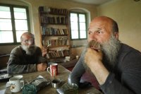 Bratři Klišíkovi se svou knihovnou, kde mají třeba Borise Pasternaka nebo samizdaty z osmdesátých let. Foto: Ludvík Hradilek, Deník N