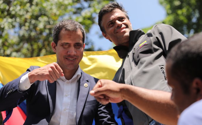 Juan Guaidó, velkou částí světa uznávaný za přechodného prezidenta Venezuely, s nejznámějším, donedávna vězněným opozičním lídrem Leopoldem Lópezem, mezi demonstranty v Caracasu 30. dubna 2019. Foto: Manaure Quintero, Reuters