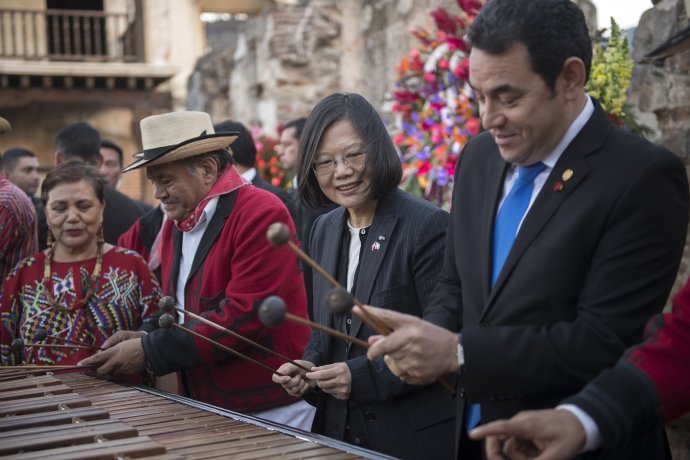 Guatemalský prezident Jimmy Morales (vpravo) s prezidentkou Tchaj-wanu Cchaj Jing-wen. Foto: 總統府, úřad tchajwanské prezidentky, CC BY 2.0